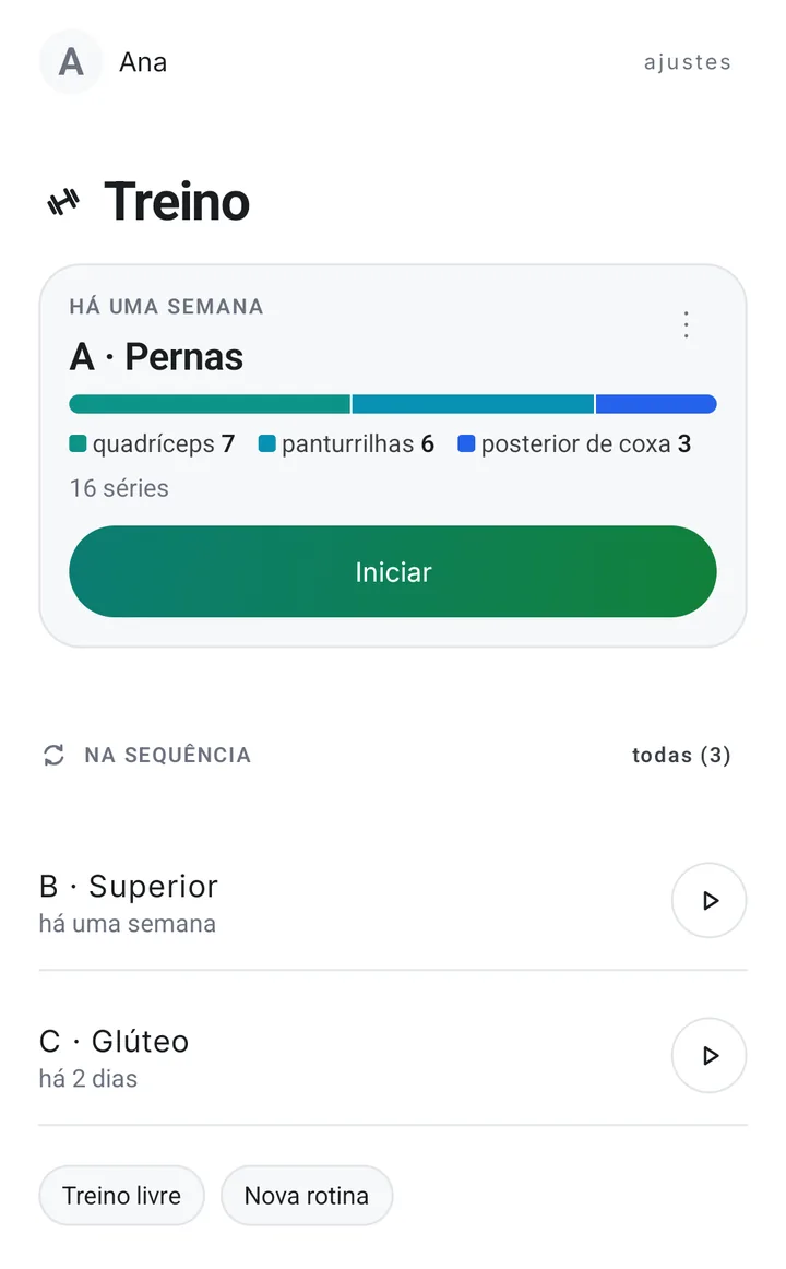 A aba Treino: a próxima rotina, A · Pernas, feita há uma semana, com a barra dos grupos que
              ela trabalha, 16 séries e o botão Iniciar; embaixo, as seguintes na sequência, cada uma com
              quanto faz, e Treino livre e Nova rotina.